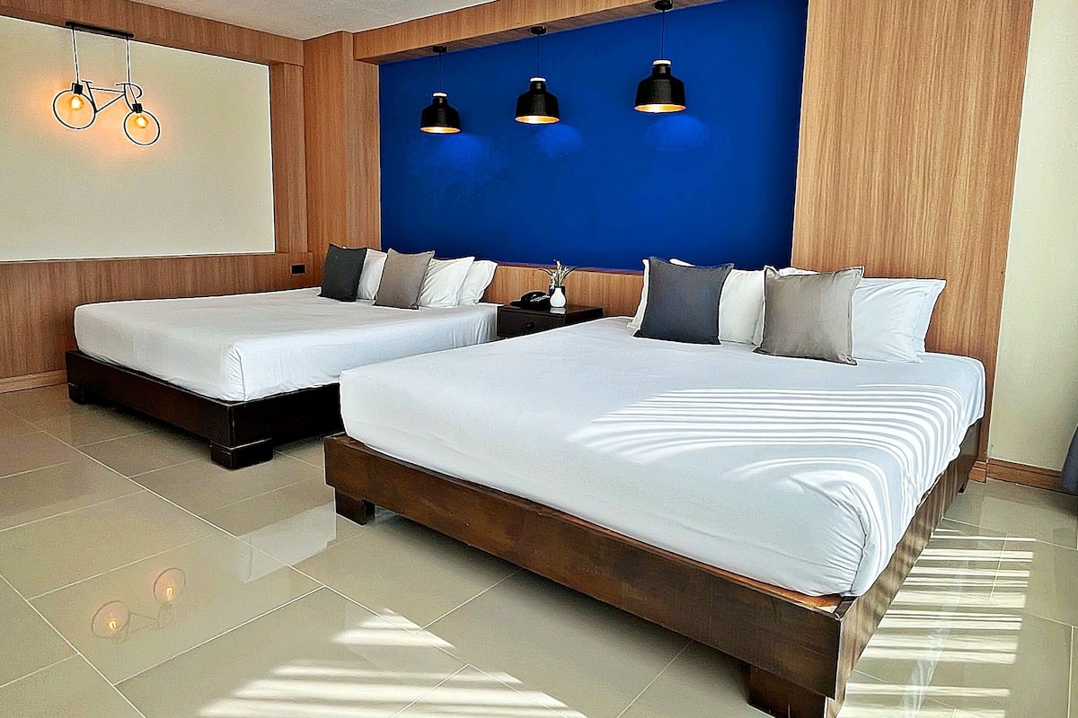 1 habitación, caja de seguridad en la habitación y escritorio