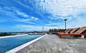 Piscine extérieure, chaises longues