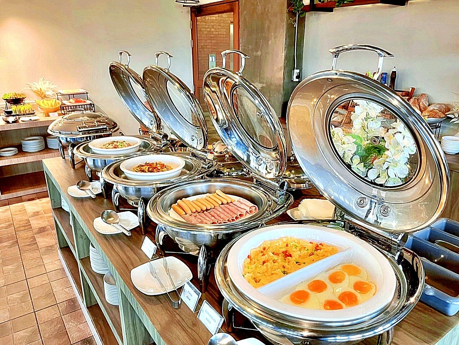 Un buffet proposant une variété de plats et d'ustensiles.