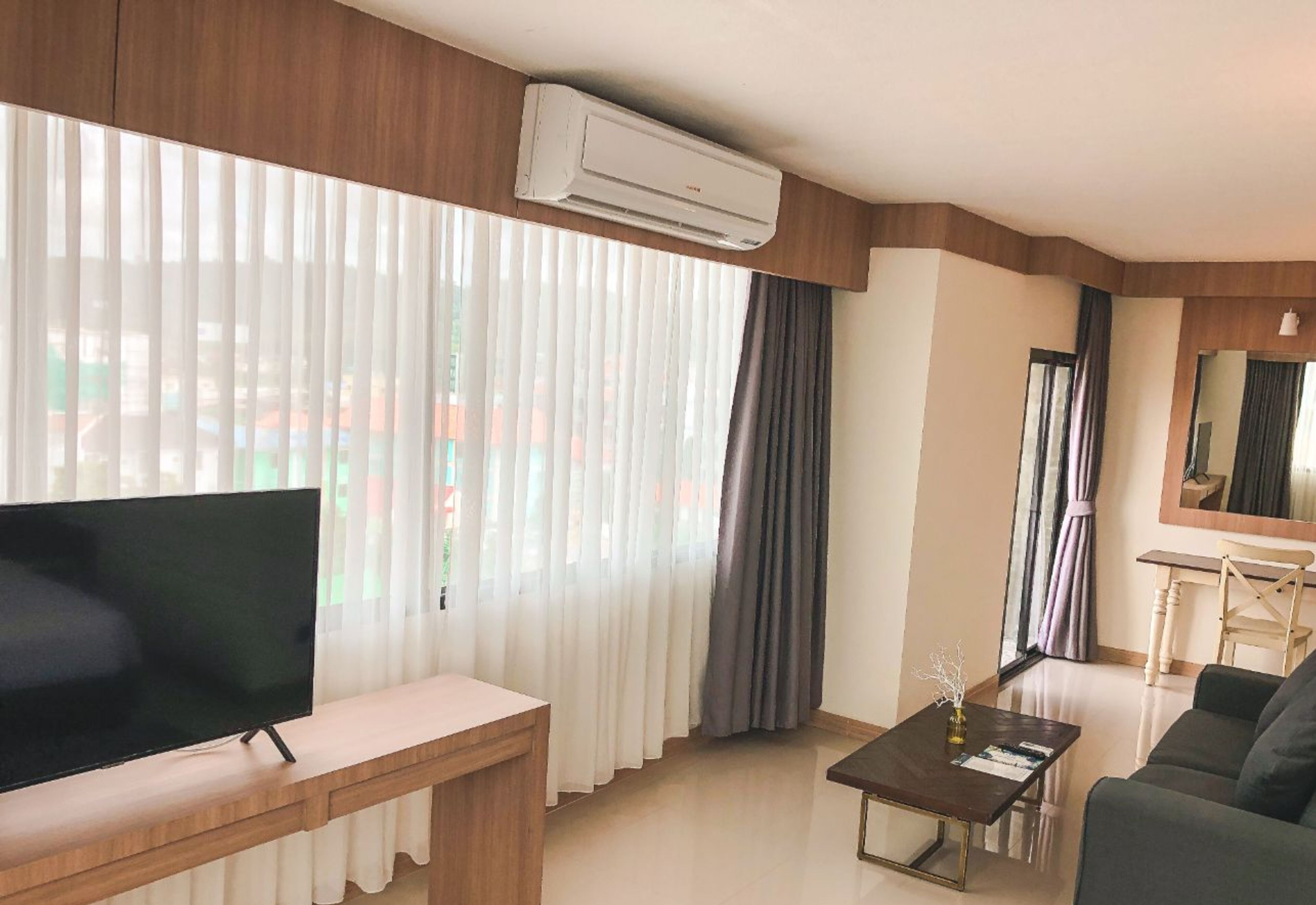 junior suite - free airport shuttle | 1 bedroom, in-room safe, desk, blackout curtains