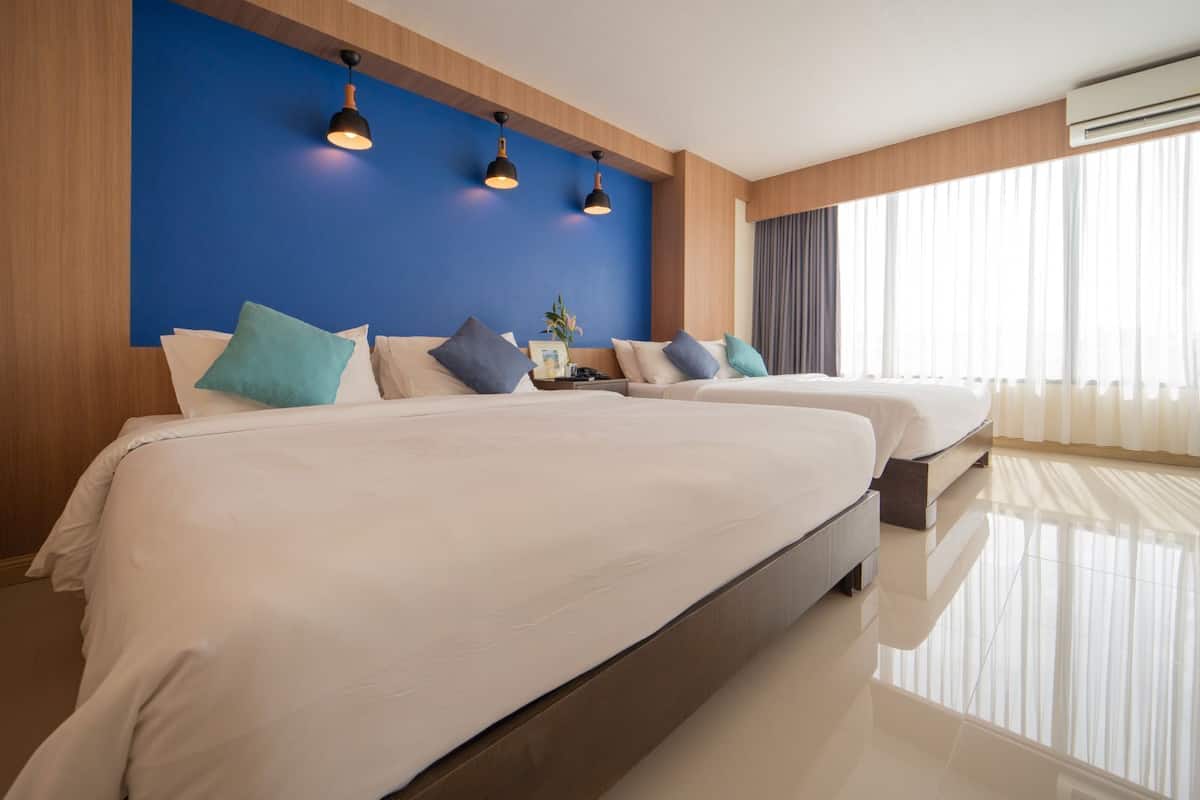 family room - free airport shuttle | 1 bedroom, in-room safe, desk, blackout curtains