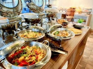 Se ofrece un desayuno bufé (200.00 THB por persona)