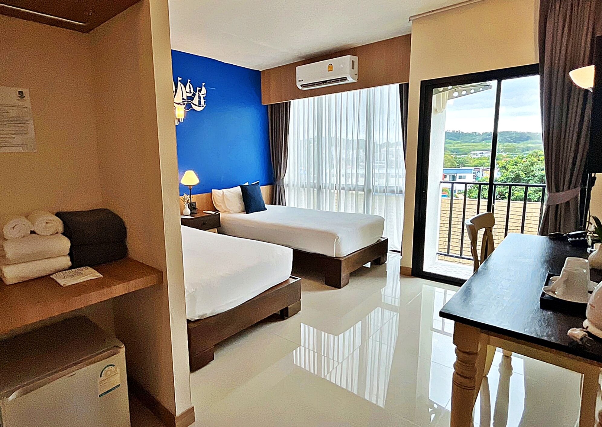 Standard Twin Room - Free Airport Shuttle