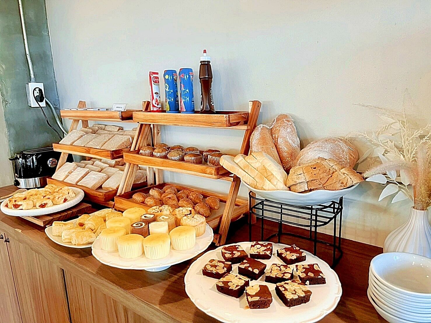 Un buffet con diversi prodotti da forno e dolci.