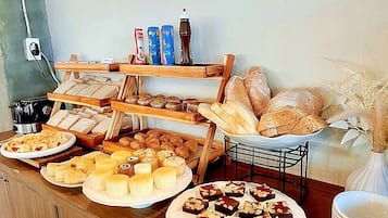 Un buffet con diversi prodotti da forno e dolci.
