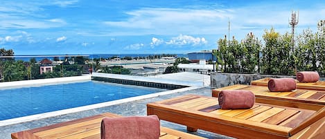 Piscine extérieure, chaises longues