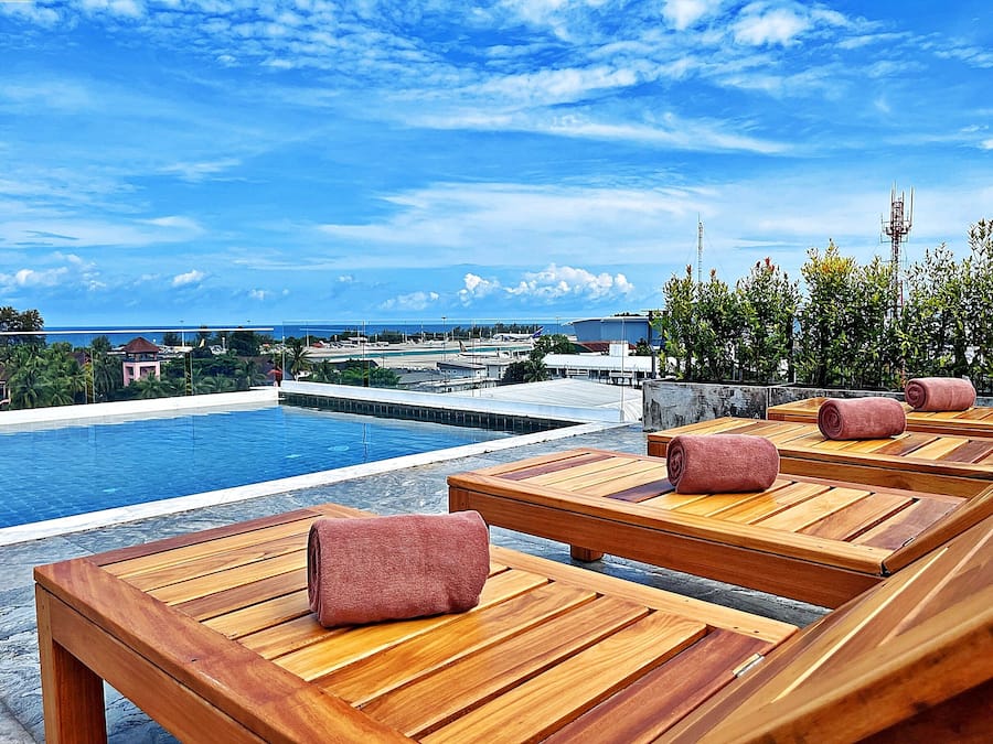 Piscina externa, espreguiçadeiras