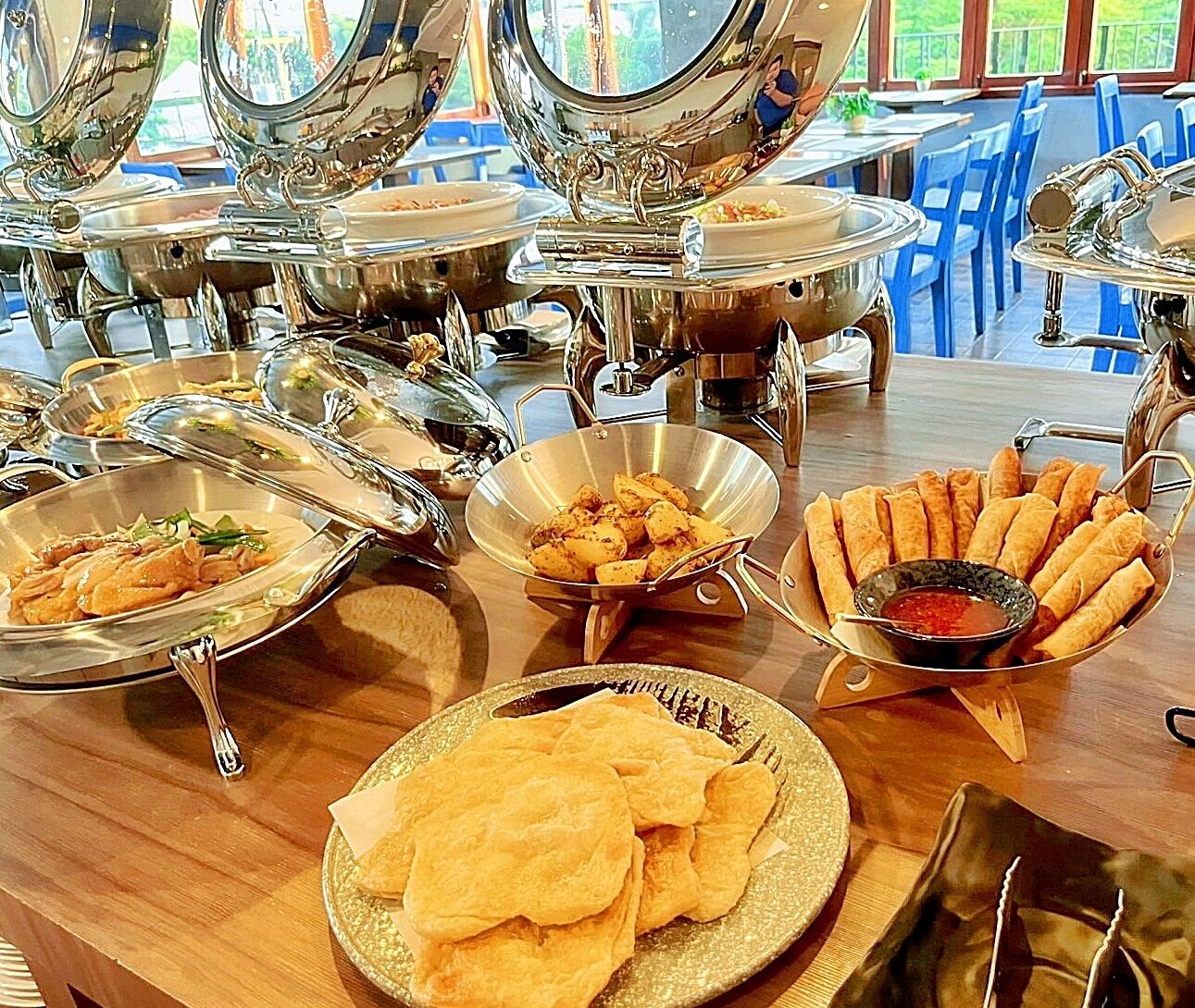 Desayuno buffet diario (THB 250 por persona)