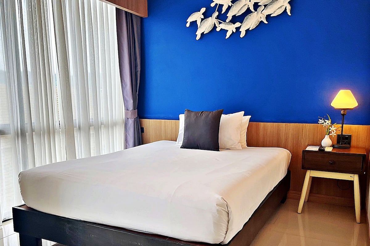 Standard Single Room - Free Airport Shuttle | In-room safe, desk, blackout curtains, soundproofing