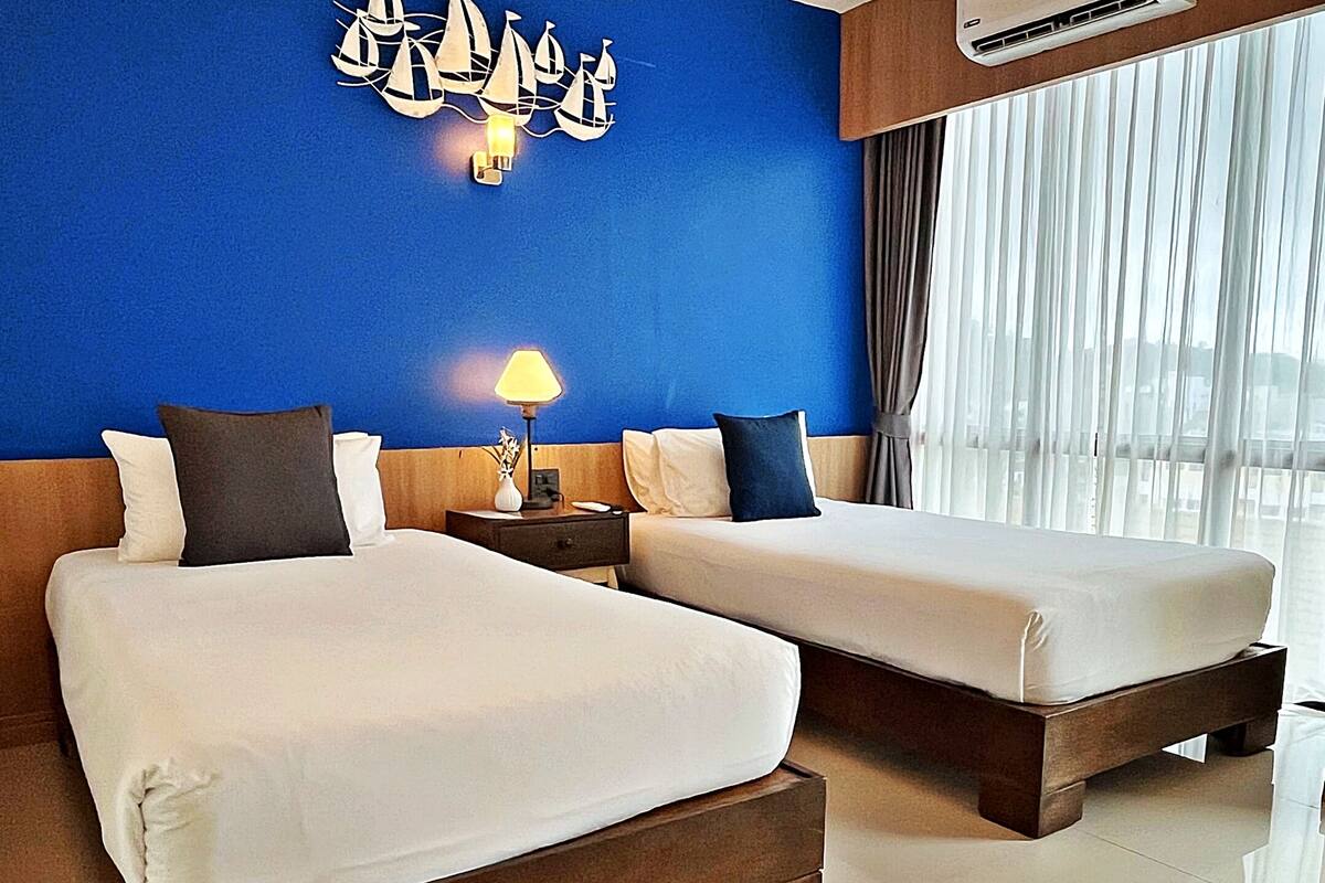 Standard Twin Room - Free Airport Shuttle | In-room safe, desk, blackout curtains, soundproofing