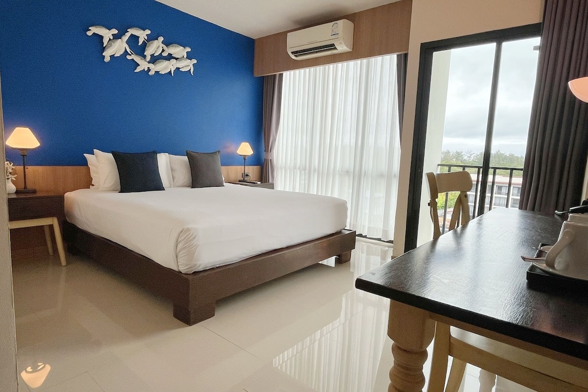 Standard Double Room - Free Airport Shuttle | 1 bedroom, in-room safe, desk, blackout drapes