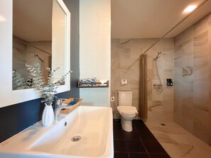 Family Room - Free Airport Shuttle | Baño | Ducha, artículos de higiene personal gratuitos y secador de pelo