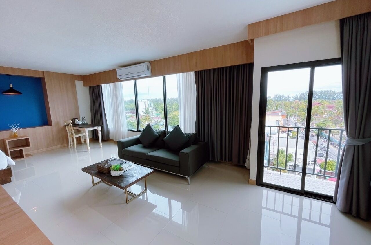 junior suite - free airport shuttle | living area | 32-inch tv with satellite channels