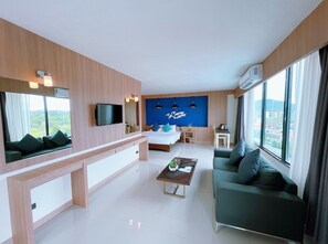 Junior Suite - Free Airport Shuttle | Zona de estar | Televisión de 32 pulgadas con canales por satélite