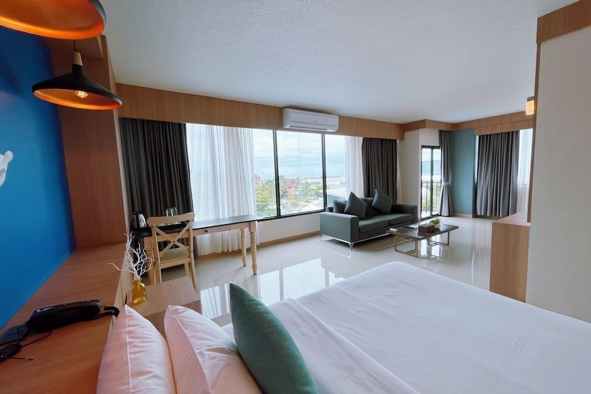 junior suite - free airport shuttle | 1 bedroom, in-room safe, desk, blackout curtains