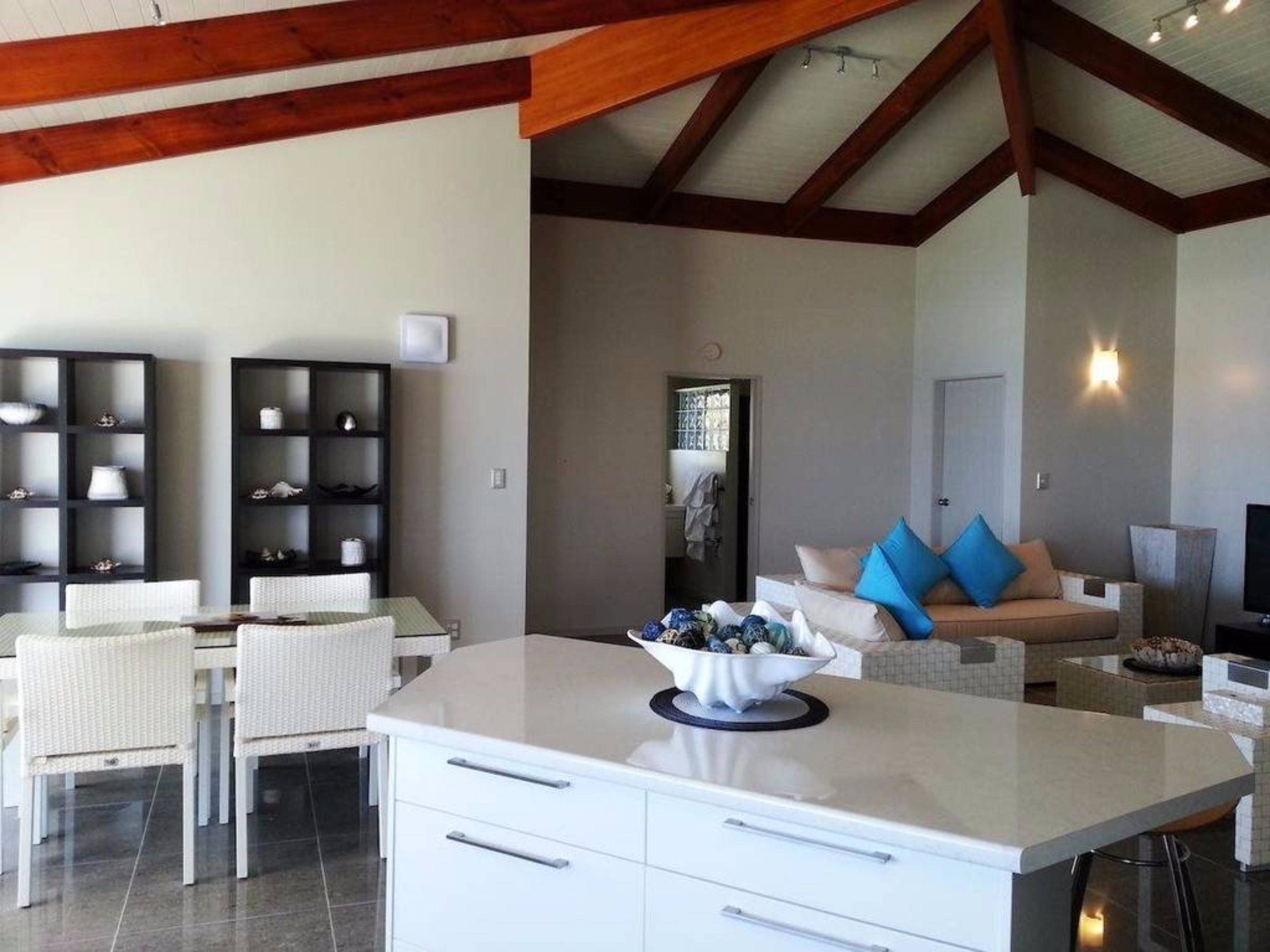 3 habitaciones, tabla de planchar con plancha y cunas gratuitas 