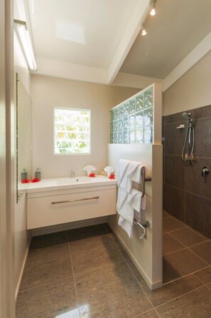 Bathroom - Ocean Spray Villas (Rarotonga)