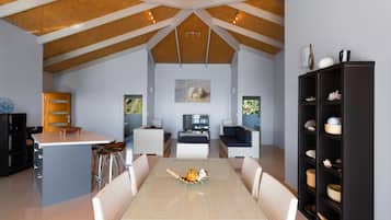 Villa, 3 chambres, en front de plage | Restauration dans la chambre