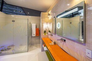 Separate bathtub and shower, jetted bathtub, free toiletries, hair dryer