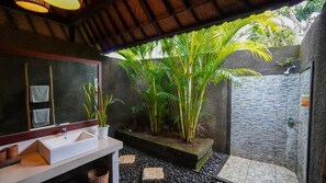 Kamar Double Deluks, 1 Tempat Tidur Queen, pemandangan kebun | Kamar mandi | Shower, perlengkapan mandi gratis, pengering rambut, dan handuk