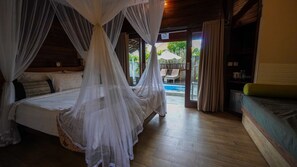 Deluxe dubbelrum - 1 sovrum - privat pool - utsikt mot poolen | Sängtillbehör av högsta kvalitet och minibar