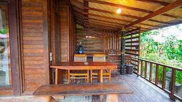 Családi szoba, 2 hálószobával, kilátással a medencére | Terasz/udvar