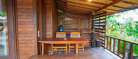 Chambre familiale, 2 chambres, vue sur la piscine | Terrasse/patio