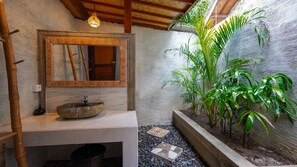 Camera familiare, 2 camere da letto, vista giardino | Bagno | Doccia, set di cortesia gratuito, asciugacapelli, asciugamani