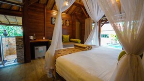 Quarto família, 2 quartos, vista para a piscina | 2 quartos, roupas de cama premium, frigobar, cofres nos quartos