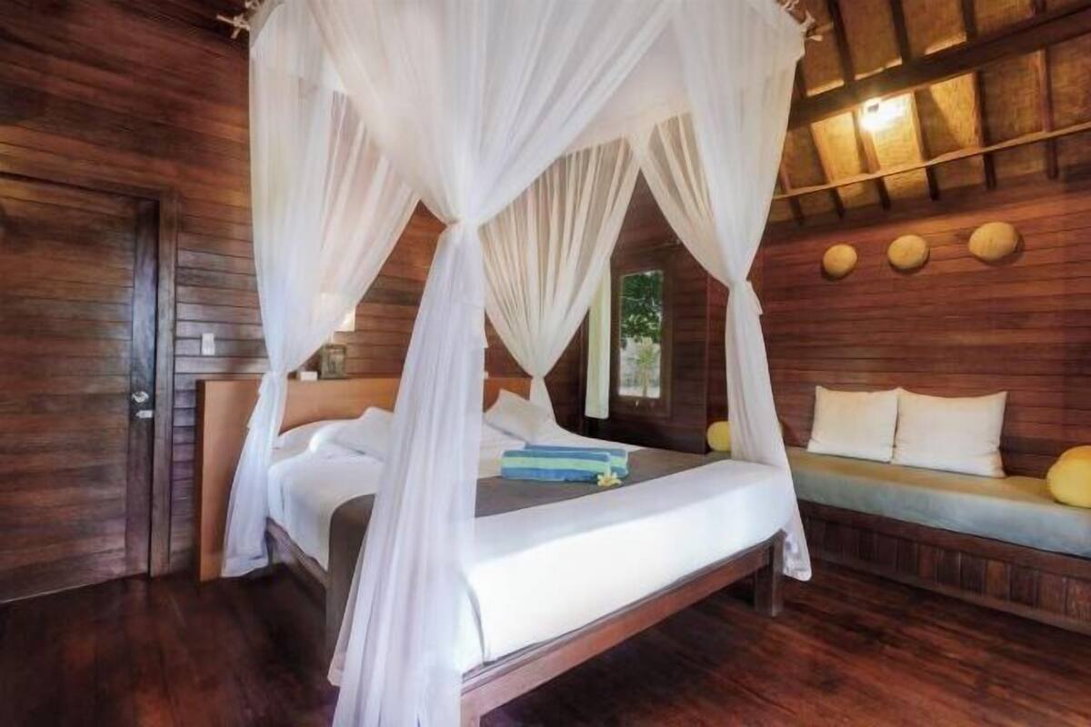 เครื่องนอนระดับพรีเมียม, มินิบาร์, ตู้นิรภัยในห้องพัก, โต๊ะทำงาน