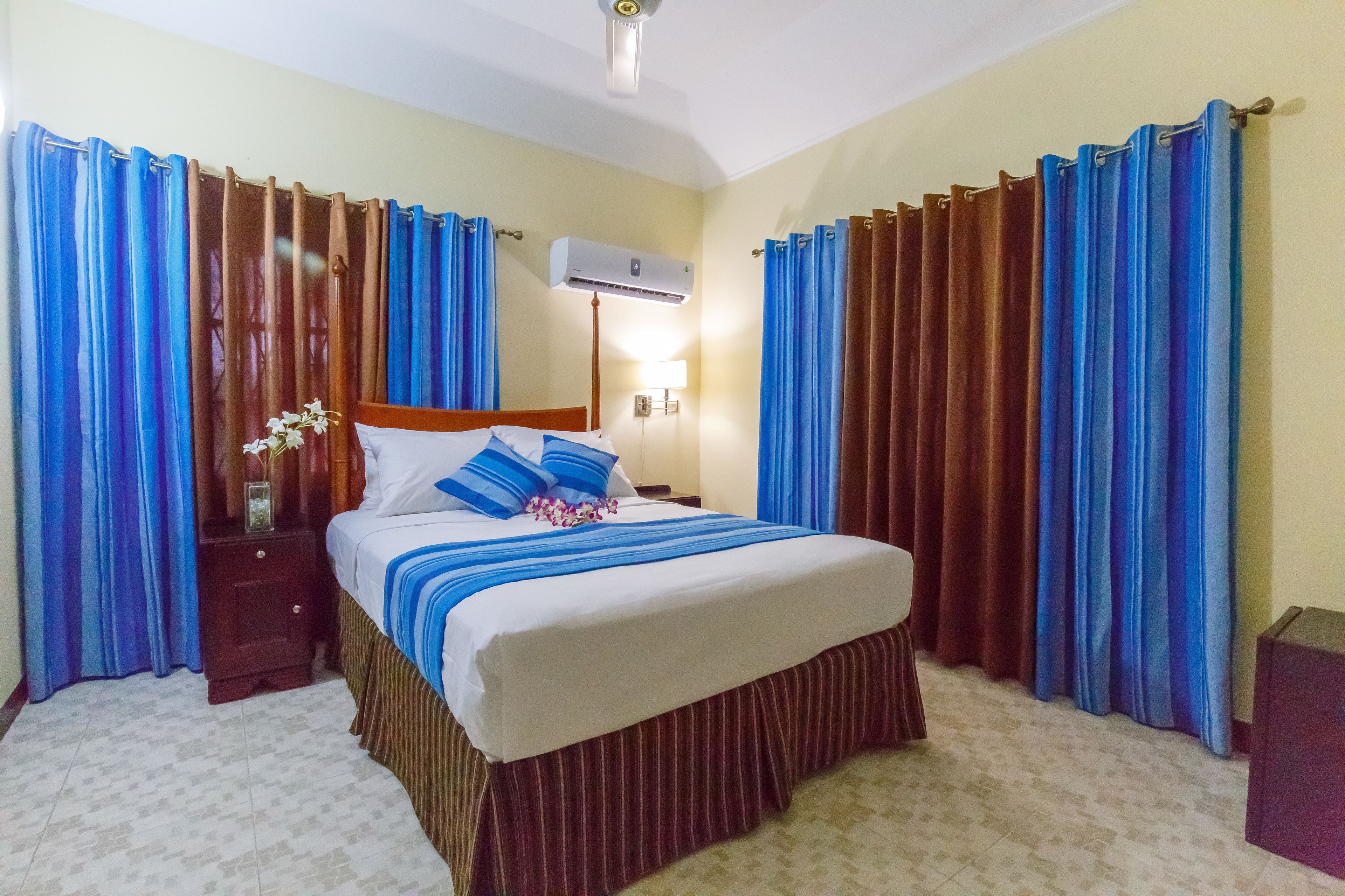 standard room, 1 queen bed | in-room safe, iron/ironing board, free wifi, bed sheets