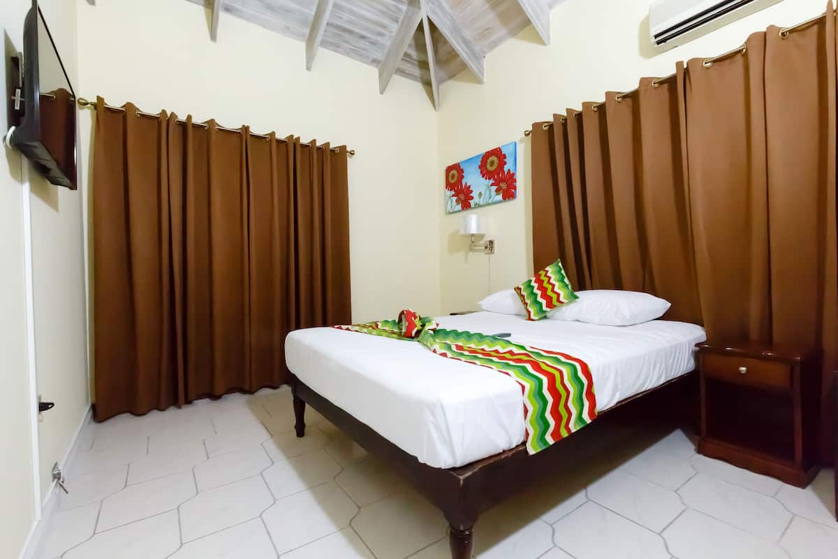 deluxe room, 1 queen bed, kitchenette | in-room safe, iron/ironing board, free wifi, bed sheets