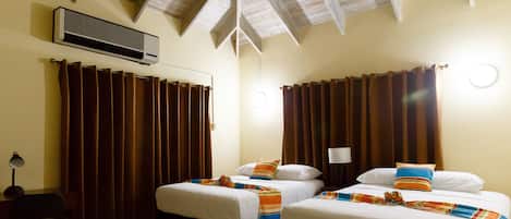 Caja de seguridad en la habitación y tabla de planchar con plancha