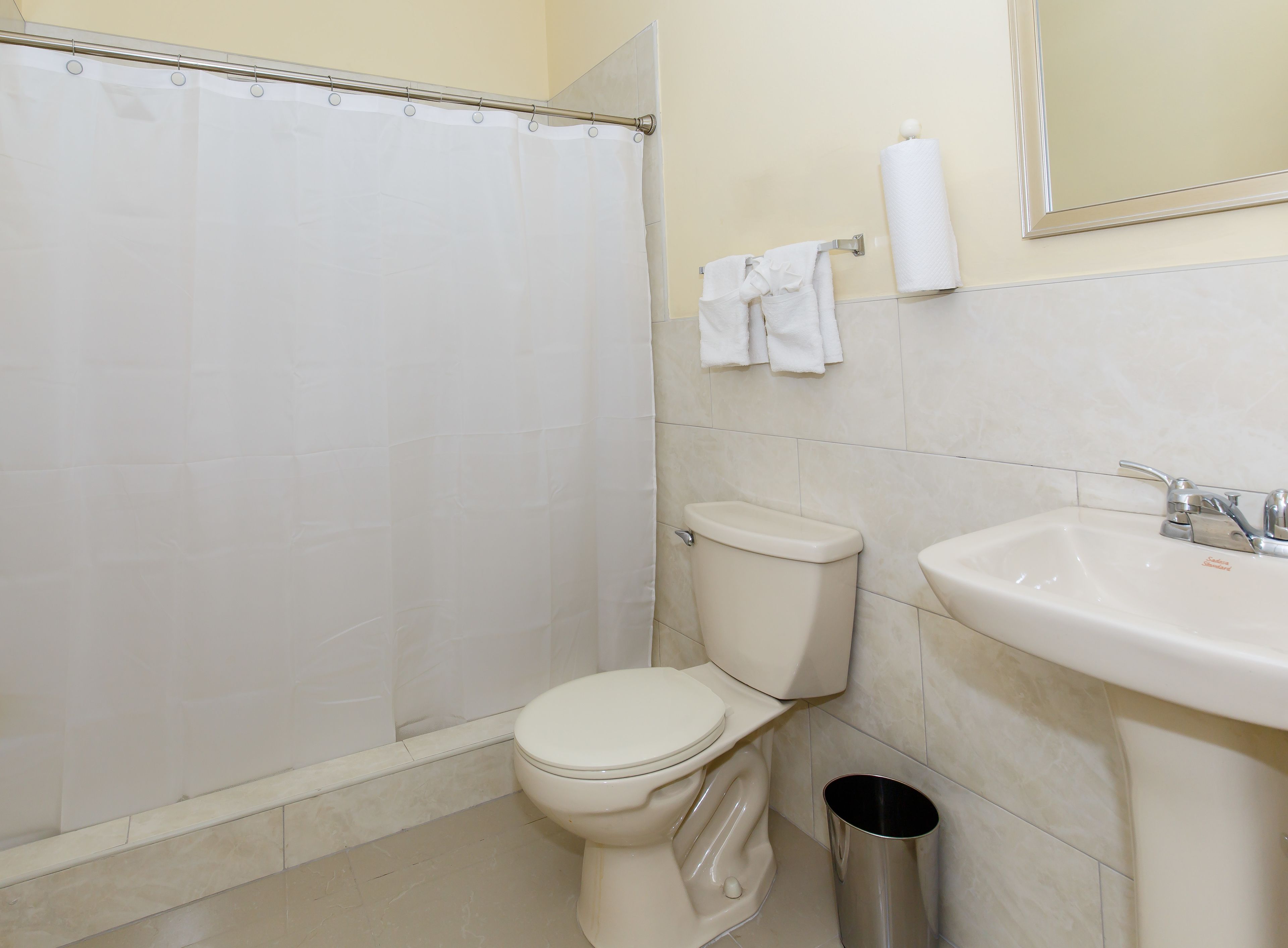 deluxe room, 1 queen bed, kitchenette | bathroom | combined shower/bathtub, rainfall showerhead, free toiletries, towels