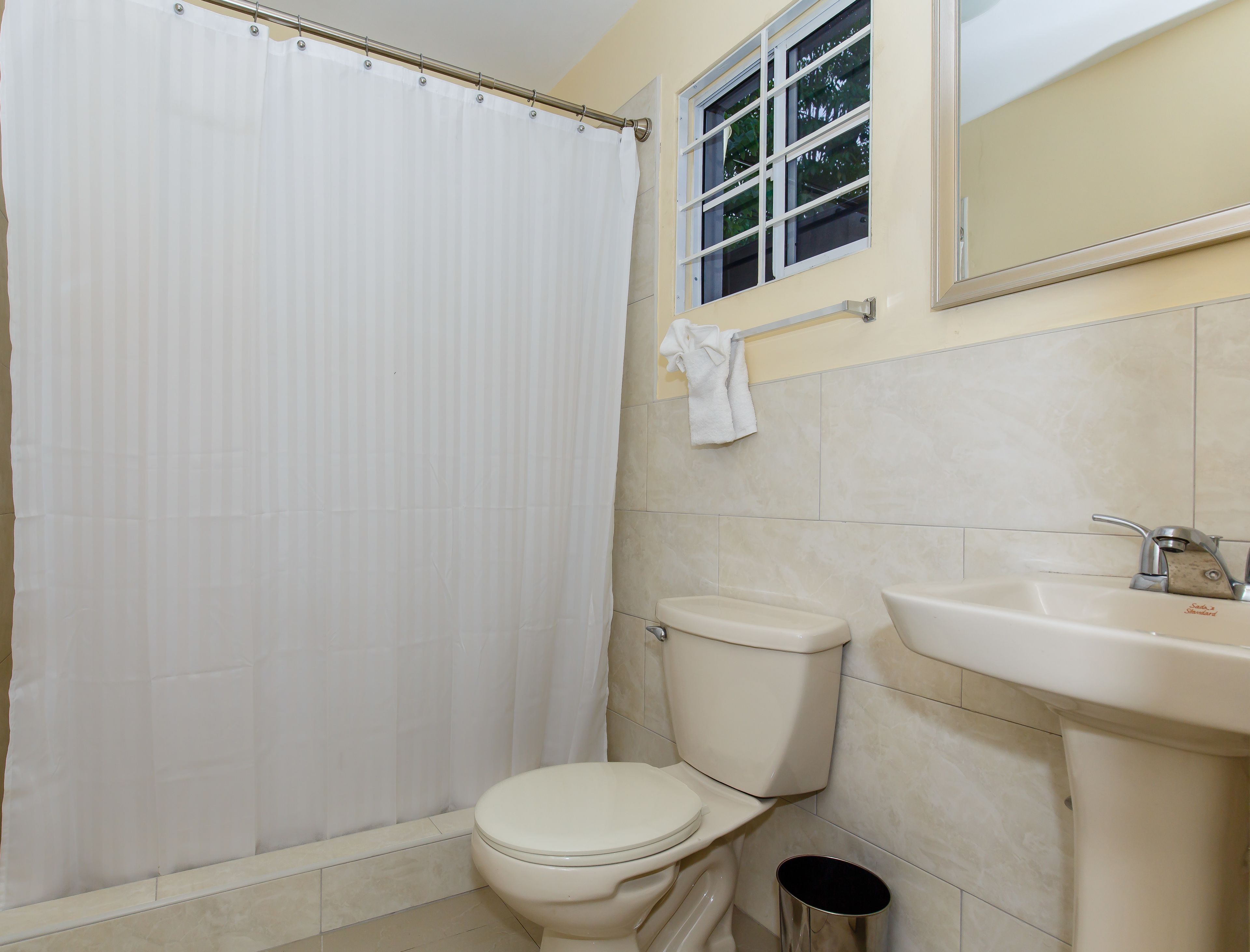 deluxe room, 1 queen bed, kitchenette | bathroom | combined shower/bathtub, rainfall showerhead, free toiletries, towels