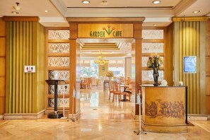 Desayuno buffet diario (THB 307 por persona)