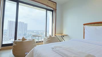 Deluxe Twin Room | Living area | TV