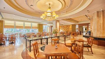 Desayuno buffet diario (THB 307 por persona)