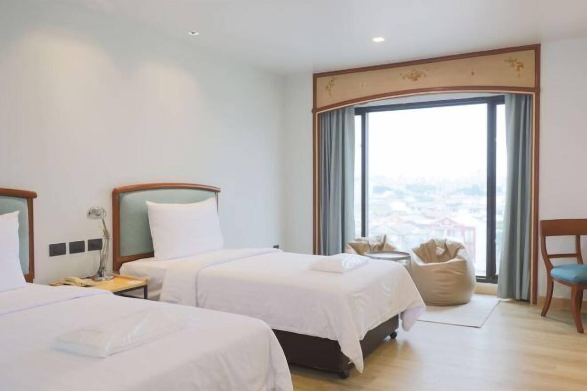 Een bureau, gratis wifi, beddengoed