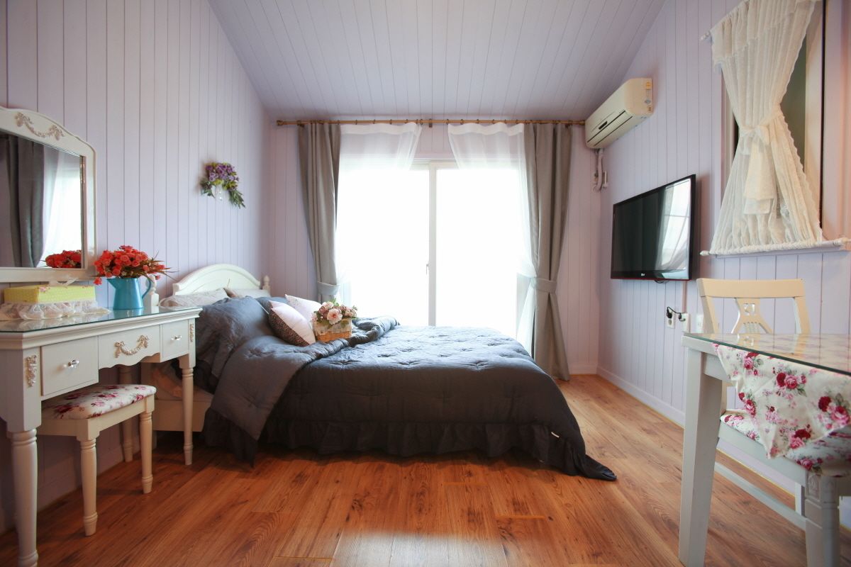 أغطية فراش متميزة ومكتب وتجهيزات عازلة للصوت وواي فاي مجانًا