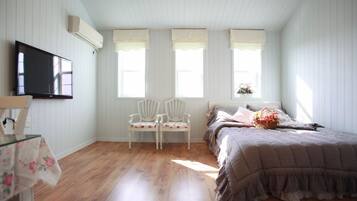 Family Room | Premium bedding, desk, soundproofing, free WiFi