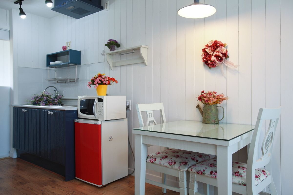Full-sized fridge, microwave, stovetop, electric kettle