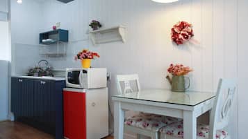Full-sized fridge, microwave, stovetop, electric kettle
