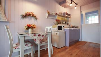 Phòng Tiêu chuẩn, 1 giường cỡ queen | Khu vực ăn uống tại phòng