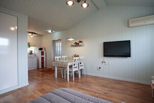 Family Room | Premium bedding, desk, soundproofing, free WiFi