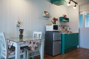 Refrigerador con freezer, microondas, placa de cocina
