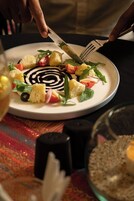 Un plato de comida con un diseño blanco y negro, un tenedor y un cuchillo.