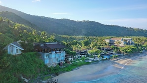 A coastal resort with multiple buildings, a beach, and lush greenery. - Katamaran Hotel & Resort Lombok (Senggigi)