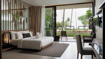 Una habitación de hotel moderna con cama, escritorio y vistas al exterior.