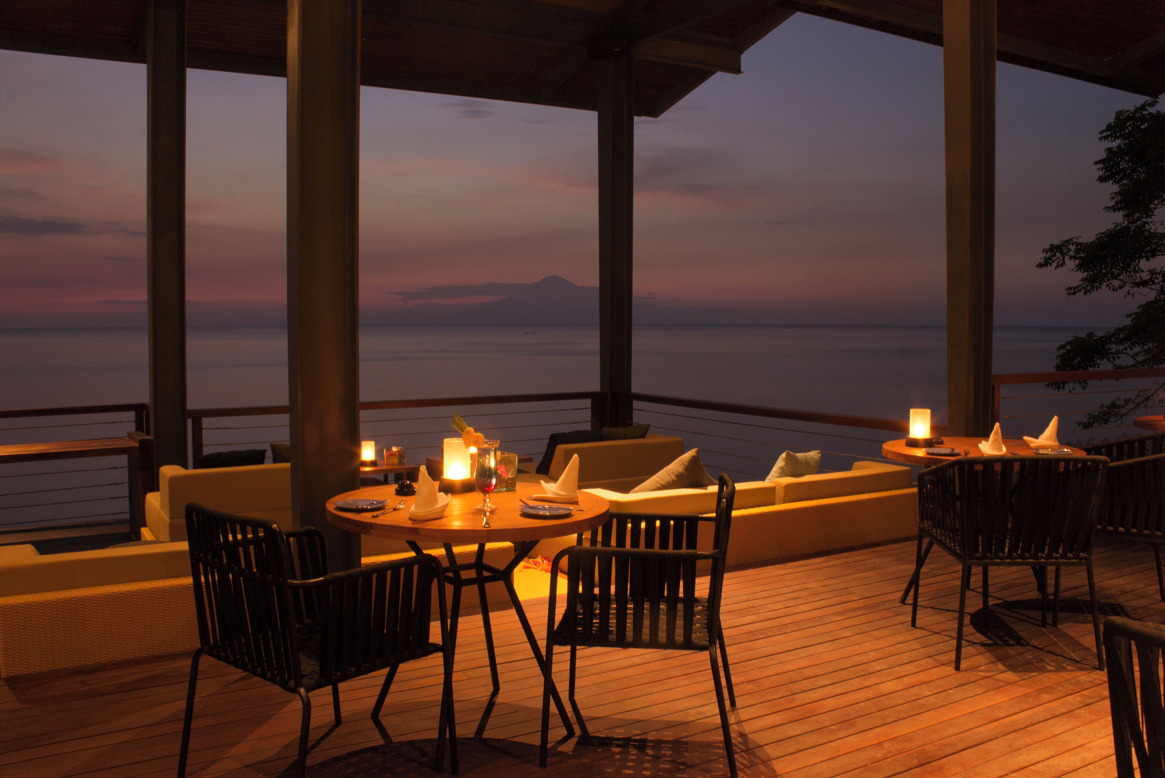 2 restaurants, local and international cuisine